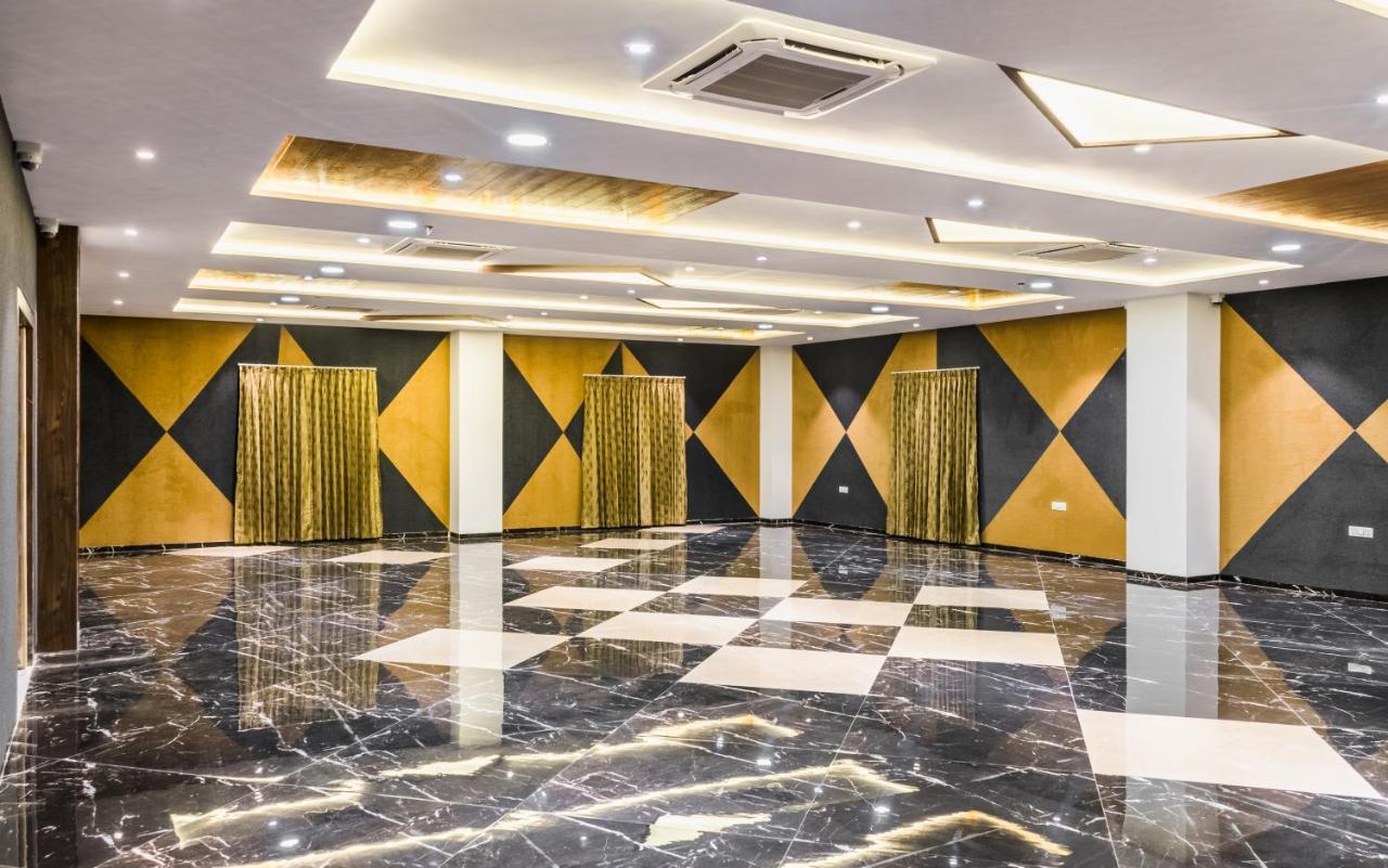 Meridian Hotel & Banquet Súrat Exteriér fotografie